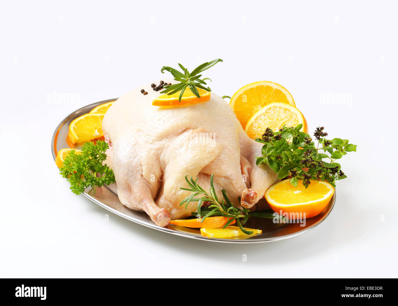 Materie di anatra con fettine di arancia e di erbe su un vassoio di metallo Foto Stock