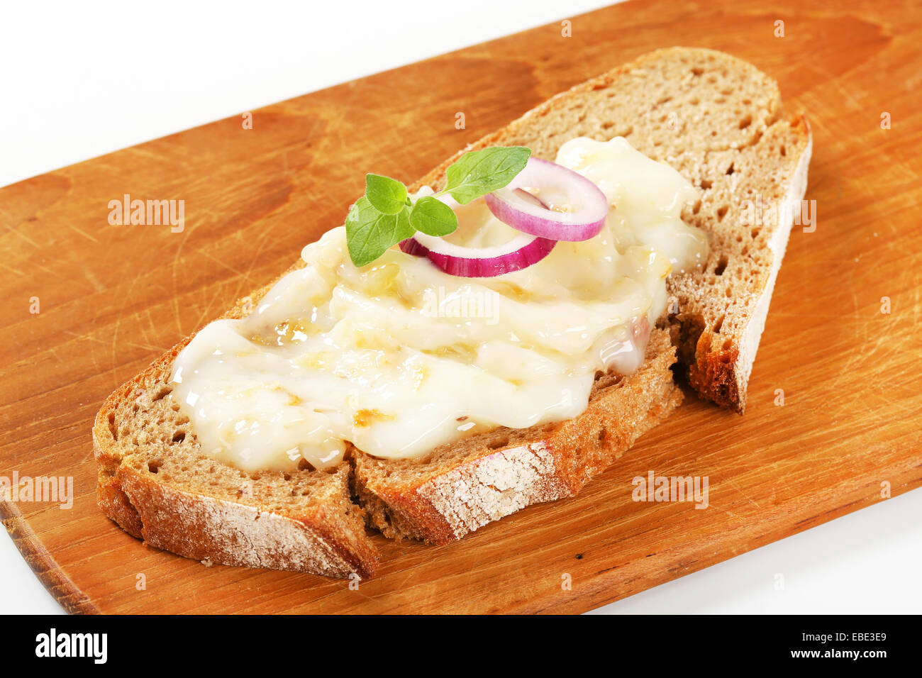 Fetta di pane con anatra grasso da spalmare Foto Stock