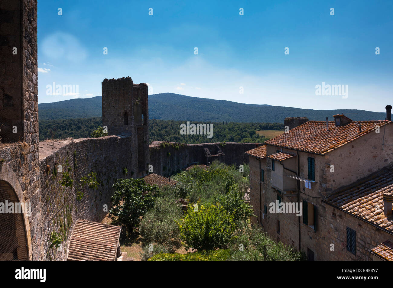 Panoramica della città murata, Monteriggioni, Chianti, provincia di Siena, Toscana, Italia Foto Stock