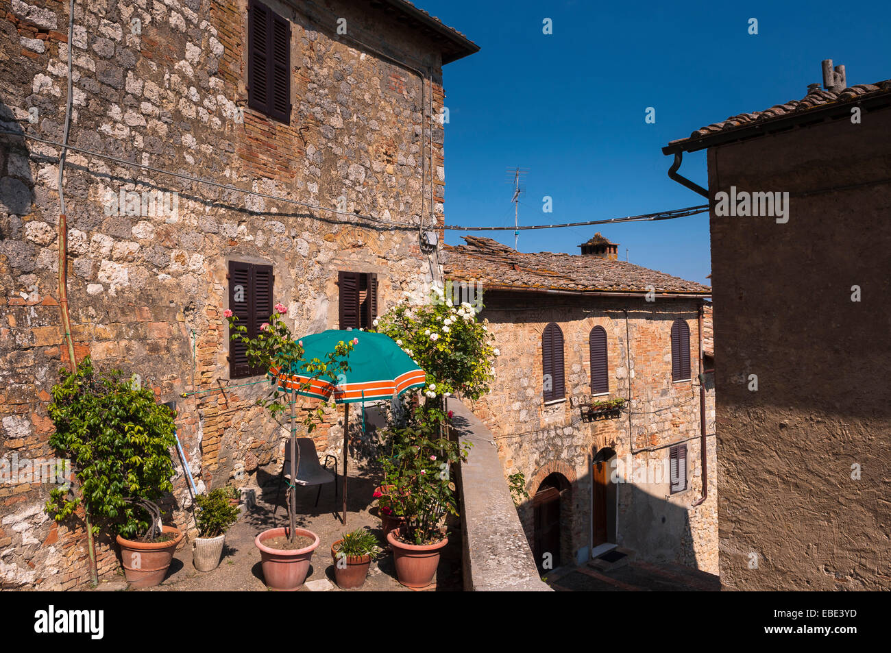 Vista del palazzo con giardino balcone, San Gimignano Provincia di Siena, Toscana, Italia Foto Stock