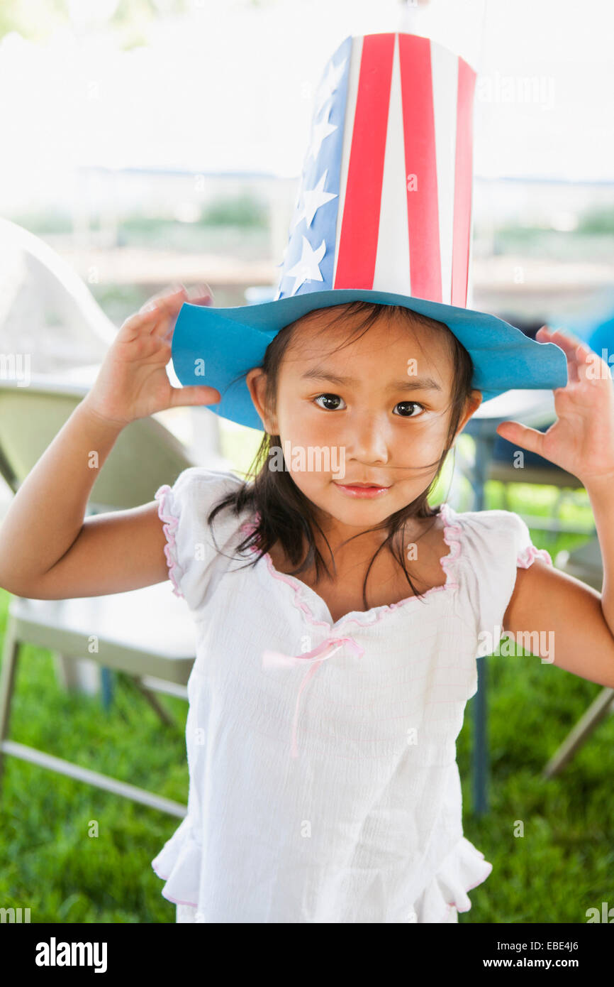 Ritratto di giovane ragazza all'aperto, indossando American, patriottica costruzione della carta hat, Giorno di indipendenza, STATI UNITI D'AMERICA Foto Stock