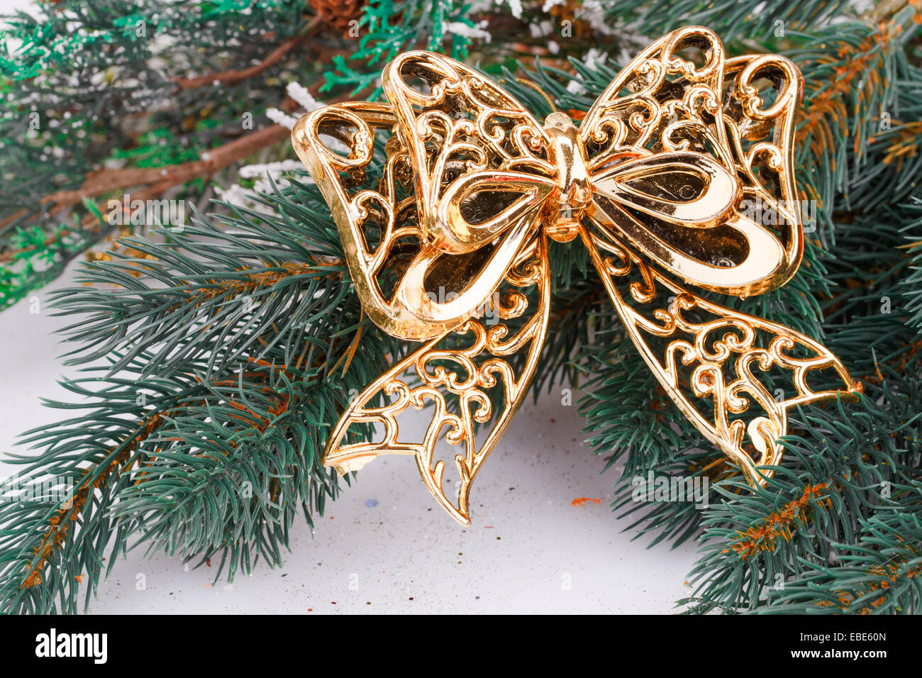 Decorazione di natale con nastro giallo e abete filiale. Foto Stock