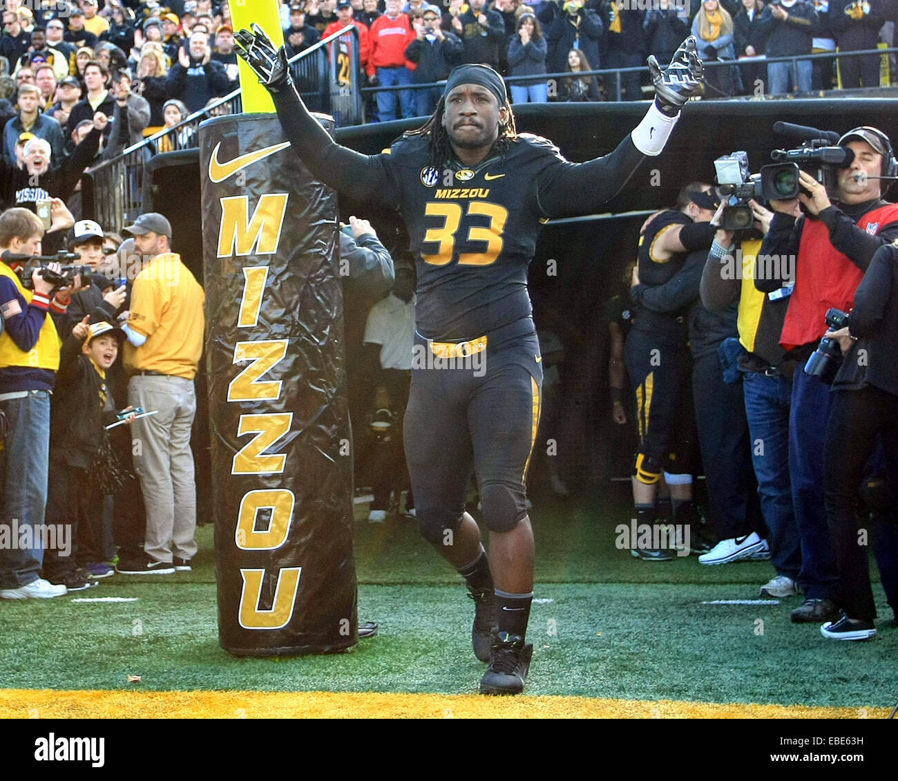 La Columbia, MO, Stati Uniti d'America. 28 Nov, 2014. Missouri Tigers defensive lineman Markus Golden (33) è annunciato alla folla prima dell' inizio della NCAA Football gioco tra il Missouri Tigri e l'Arkansas Razorbacks in campo Faurot in Columbia, Missouri. Missouri sconfitto Arkansas 21-14. ©2014 Billy Hurst/CSM/Alamy Live News Foto Stock