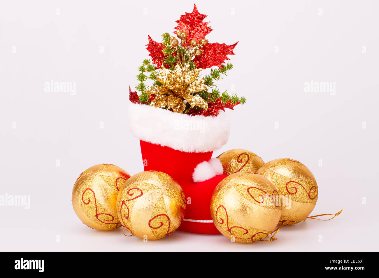 Le palle di Natale e Santa rosso di boot con decorazione isolato su sfondo grigio. Foto Stock