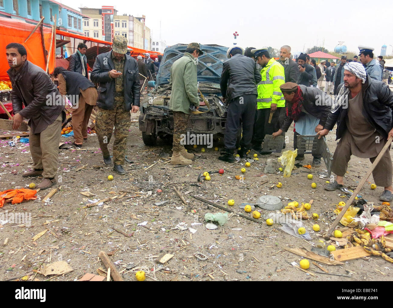 Mazar. 28 Nov, 2014. Le forze di sicurezza afgane ispezionare il sito di soffiare nella provincia di Mazar in Afghanistan settentrionale, nov. 28, 2014. Tre civili sono rimasti feriti in un attentato cullato un bazar venerdì in Afghanistan settentrionale di Mazar-e-Sharif city, la polizia ha detto. © Azorda/Xinhua/Alamy Live News Foto Stock