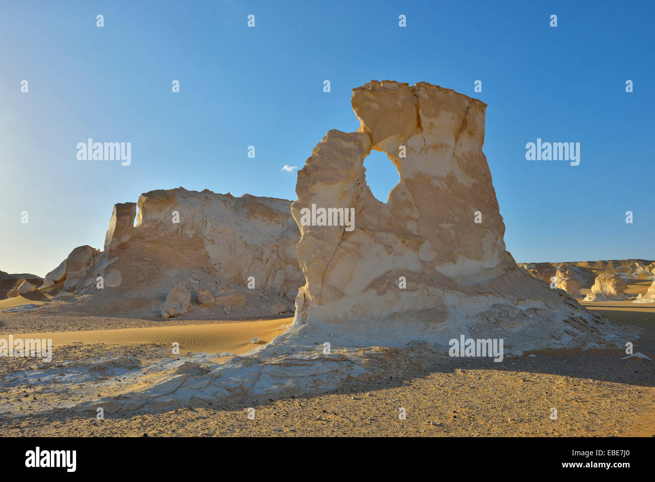 Le formazioni rocciose in Bianco Deserto Deserto Libico, il Deserto del Sahara, Nuova Valle Governatorato, Egitto Foto Stock