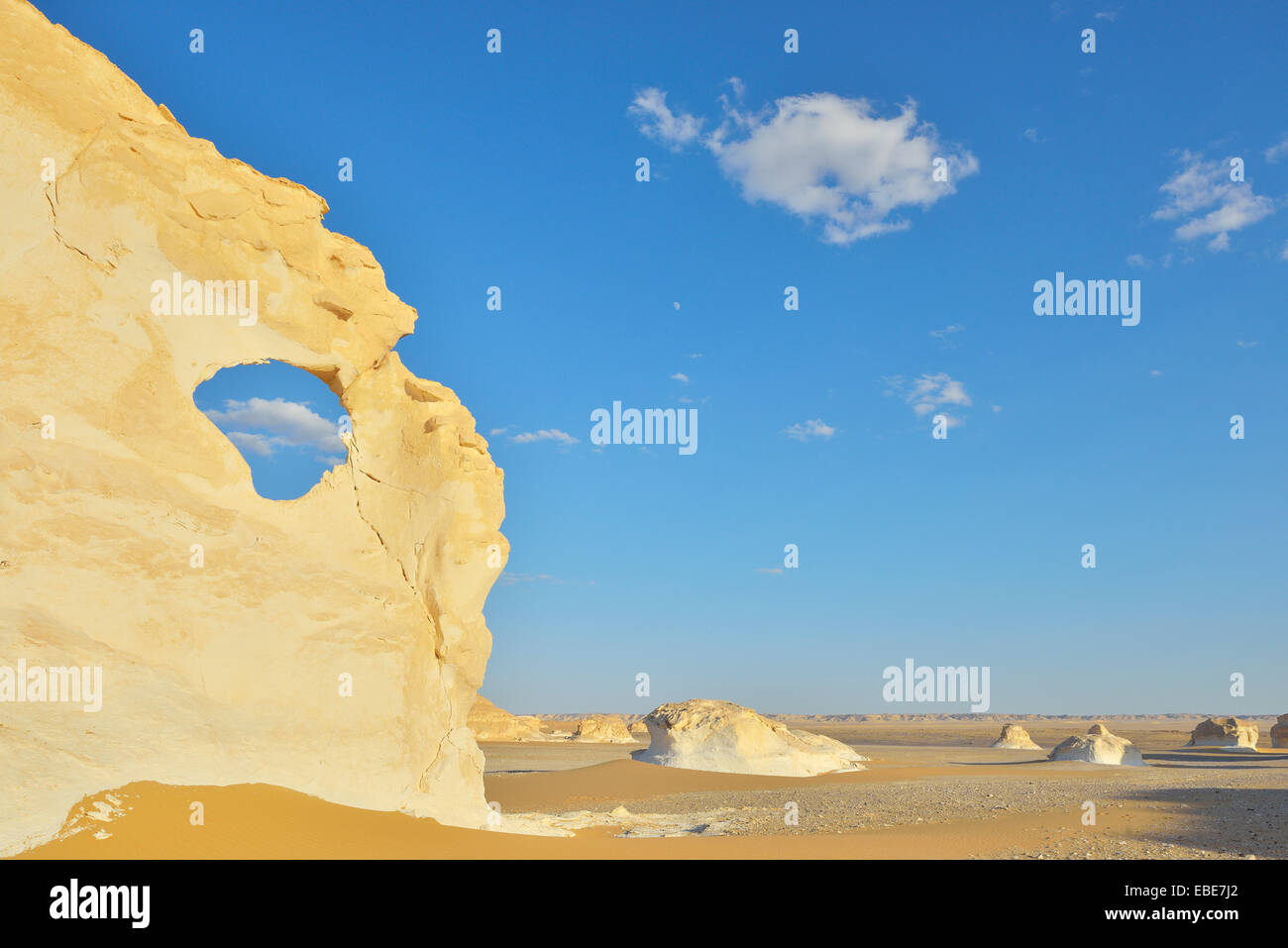 Le formazioni rocciose in Bianco Deserto Deserto Libico, il Deserto del Sahara, Nuova Valle Governatorato, Egitto Foto Stock