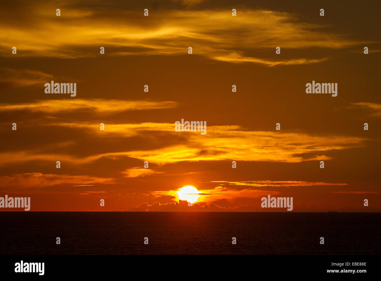 Rosso tramonto Cielo con nuvole drammatico Foto Stock