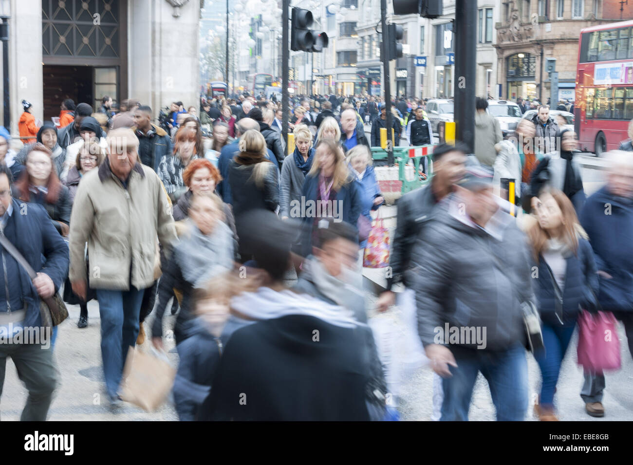 London, Londra, Regno Unito. 28 Nov, 2014. Brisk business è previsto per oggi sul Venerdì nero nella zona centrale di Londra come uno dei più trafficati negozi giorni dell anno è prevista dagli analisti di retail. Nella foto: Gli amanti dello shopping a piedi attraverso Oxford Circus in cerca di occasioni sulla Venerdì nero. © Lee Thomas/ZUMA filo/Alamy Live News Foto Stock