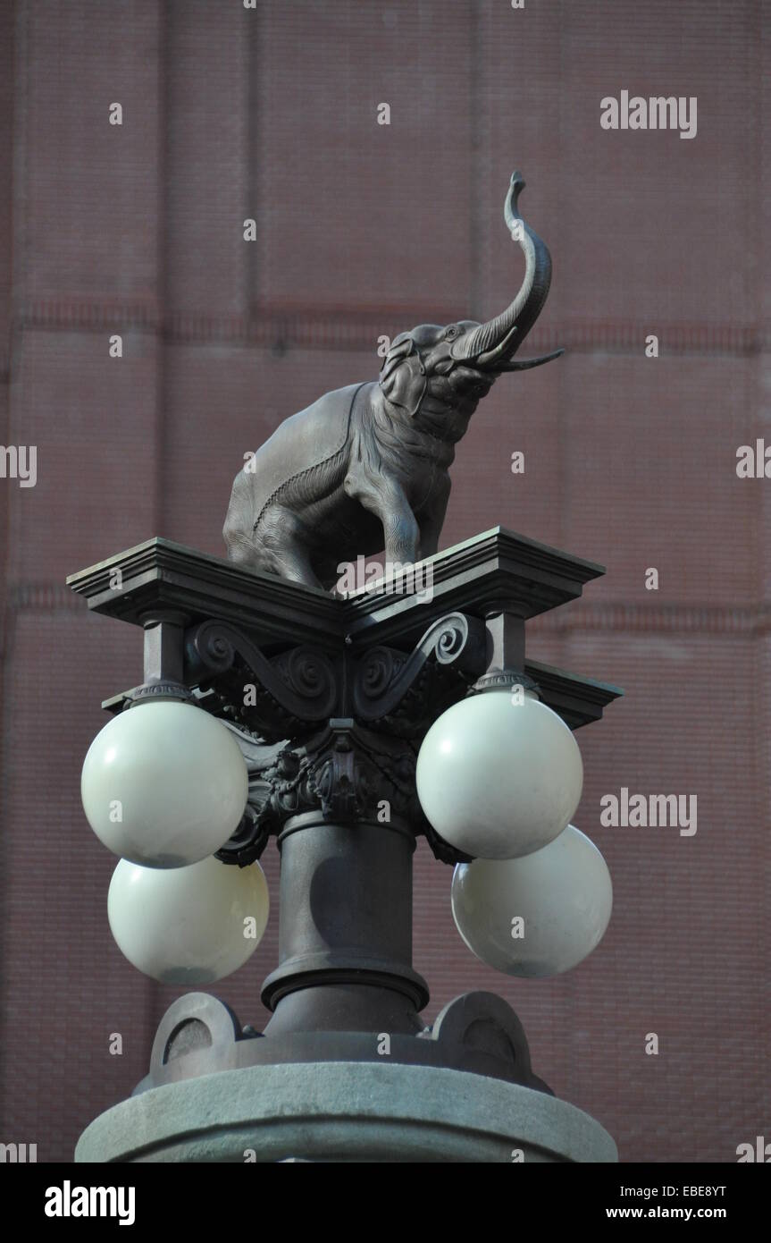 Bronzo decorativo elephant illuminazione a Anheuser-Busch Brewery, St Louis. Foto Stock