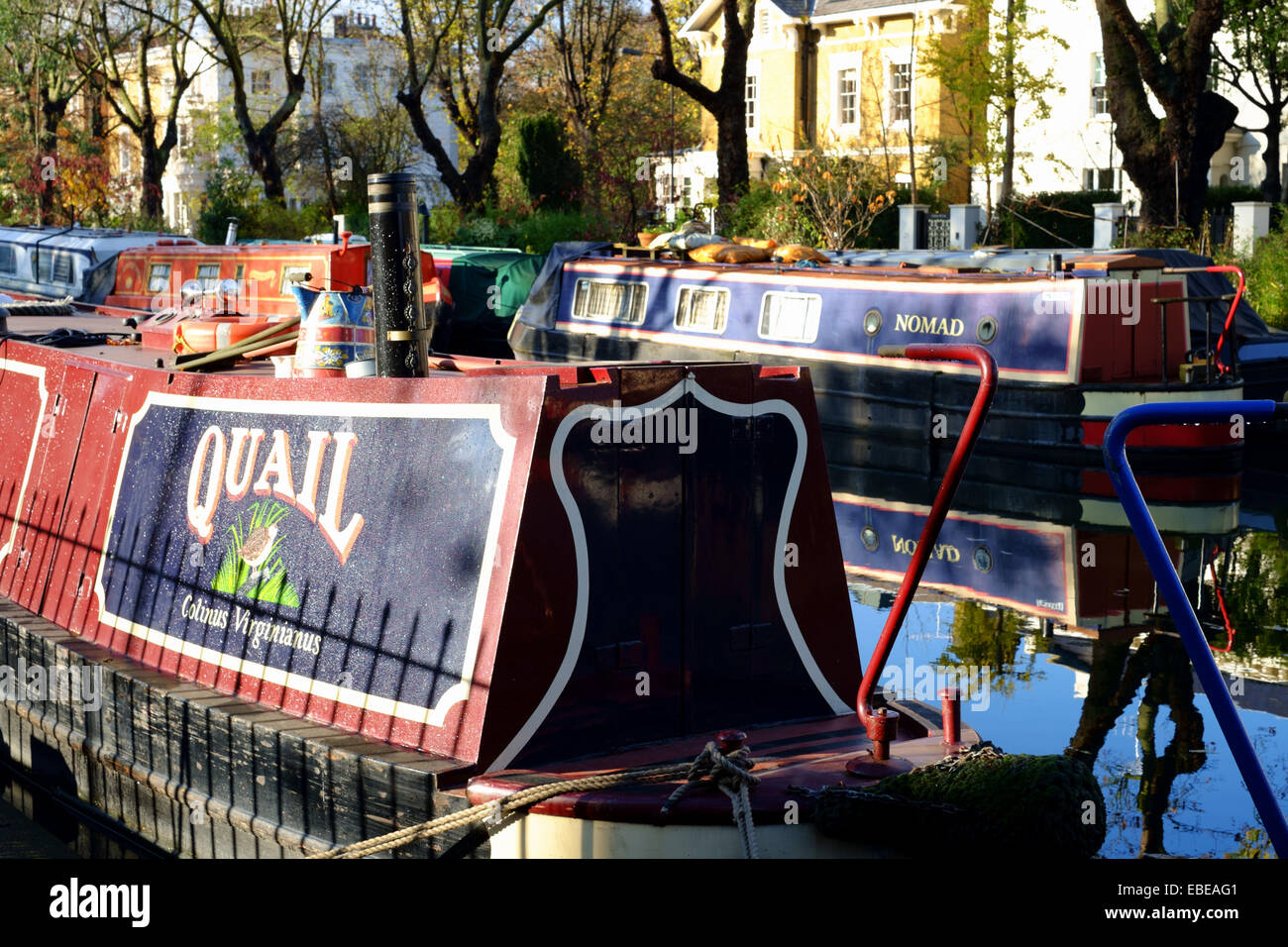 Narrowboats a Little Venice - Blomfield Road, Londra - giornata autunnale da Regent's Canal nella zona ovest di Londra Foto Stock