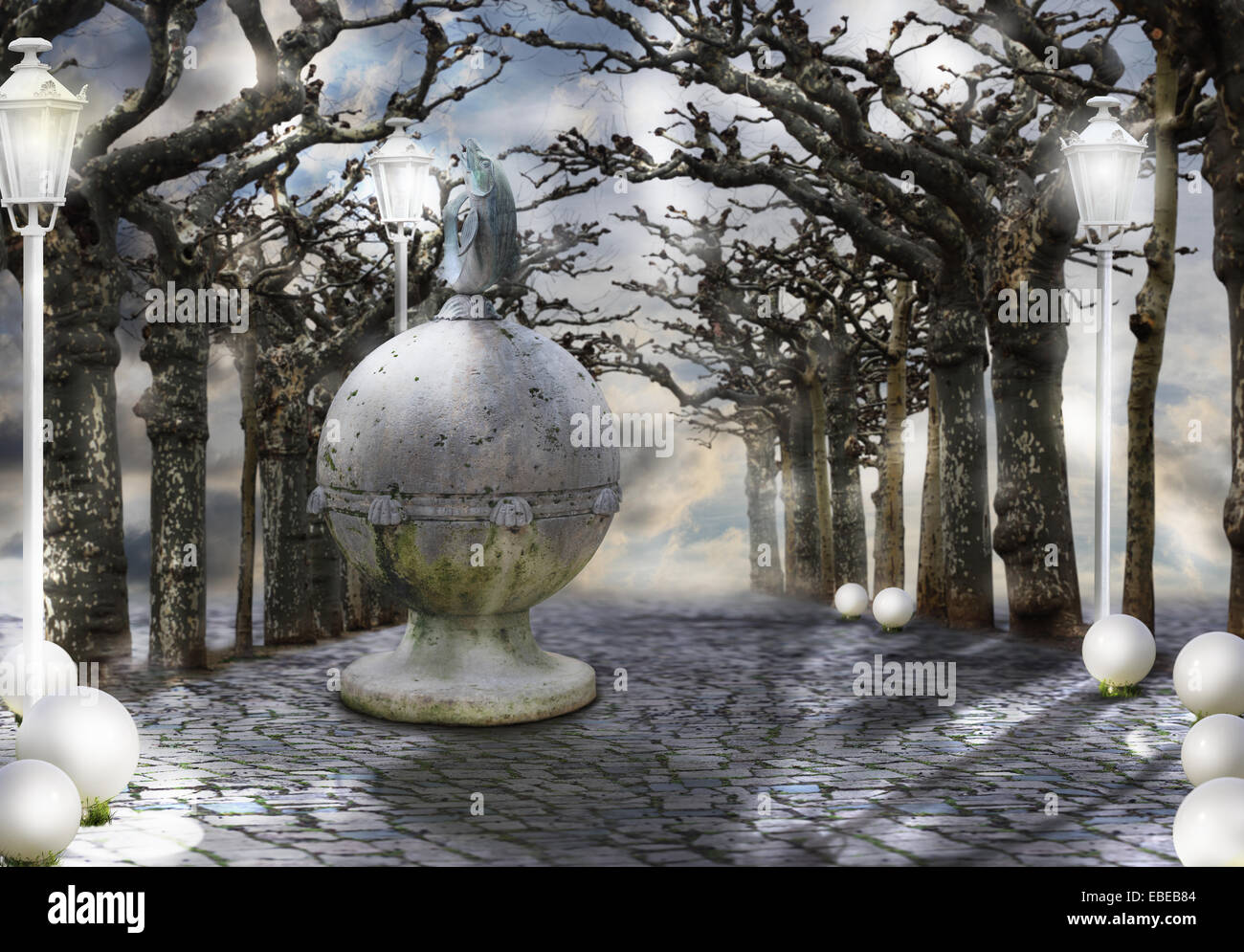 Il misticismo. Vicolo mistica con Magic alberi di Haze Foto Stock