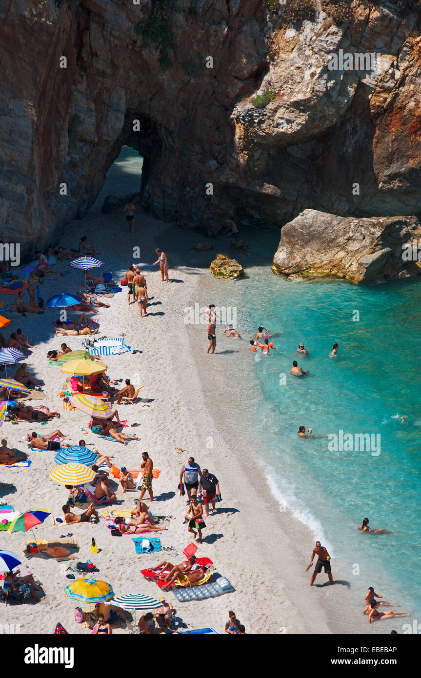 Spiaggia affollata di Milopotamos sulla penisola di Pelion, Tessaglia, Grecia Foto Stock