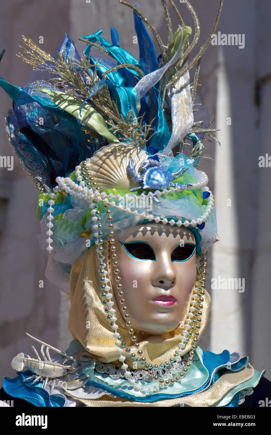 Ritratto di una persona di colore blu al 2014 Annecy carnevale veneziano, Francia Foto Stock