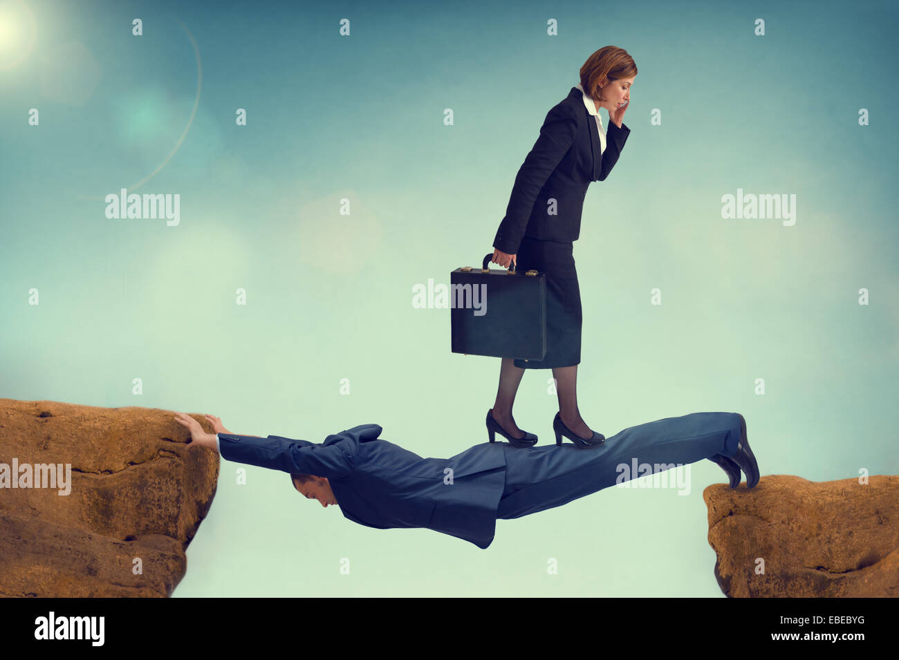 Spietato business donna cammina su un imprenditore vulnerabili - ambizione concept Foto Stock