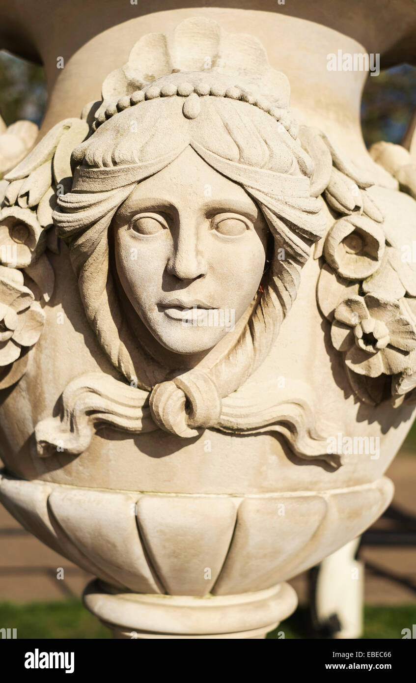 Decorativo urna scolpita in Italian Gardens Kensington Gardens London REGNO UNITO Foto Stock