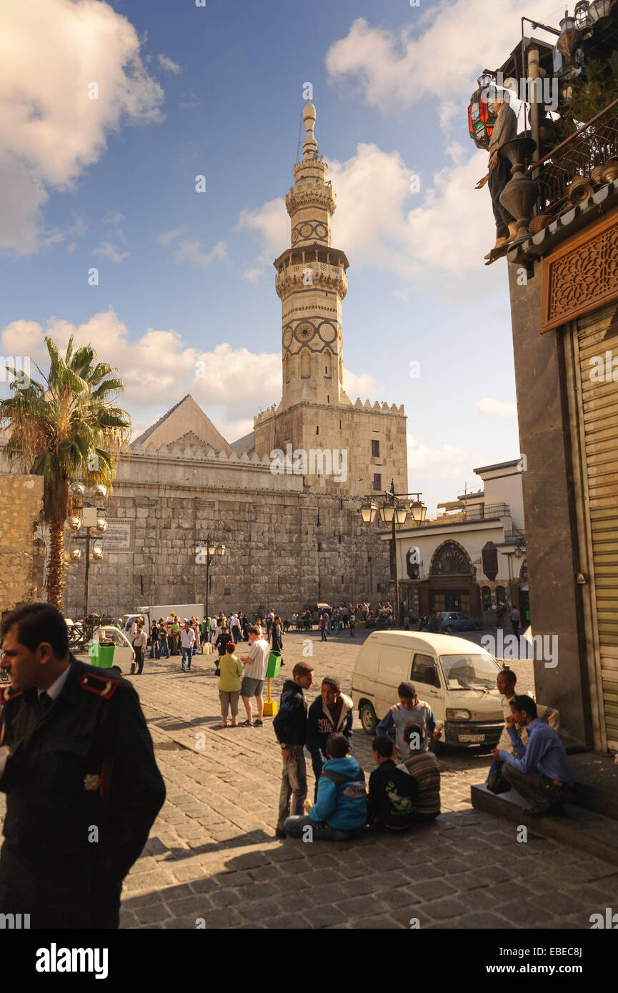 Umayyad minareto della moschea da Al-Hamidiyah Souq nella città vecchia di Damasco. Il Minareto di Qaitbay fu costruito nel 1488. Foto Stock