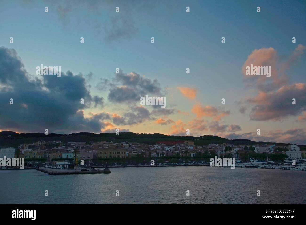Il porto di Carloforte village al tramonto (Isola di San Pietro Sardegna Italia) Foto Stock