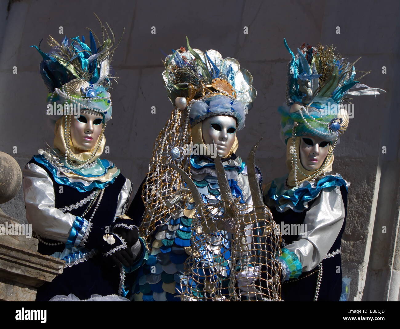 Tre persone di colore blu al 2014 Annecy carnevale veneziano, Francia Foto Stock