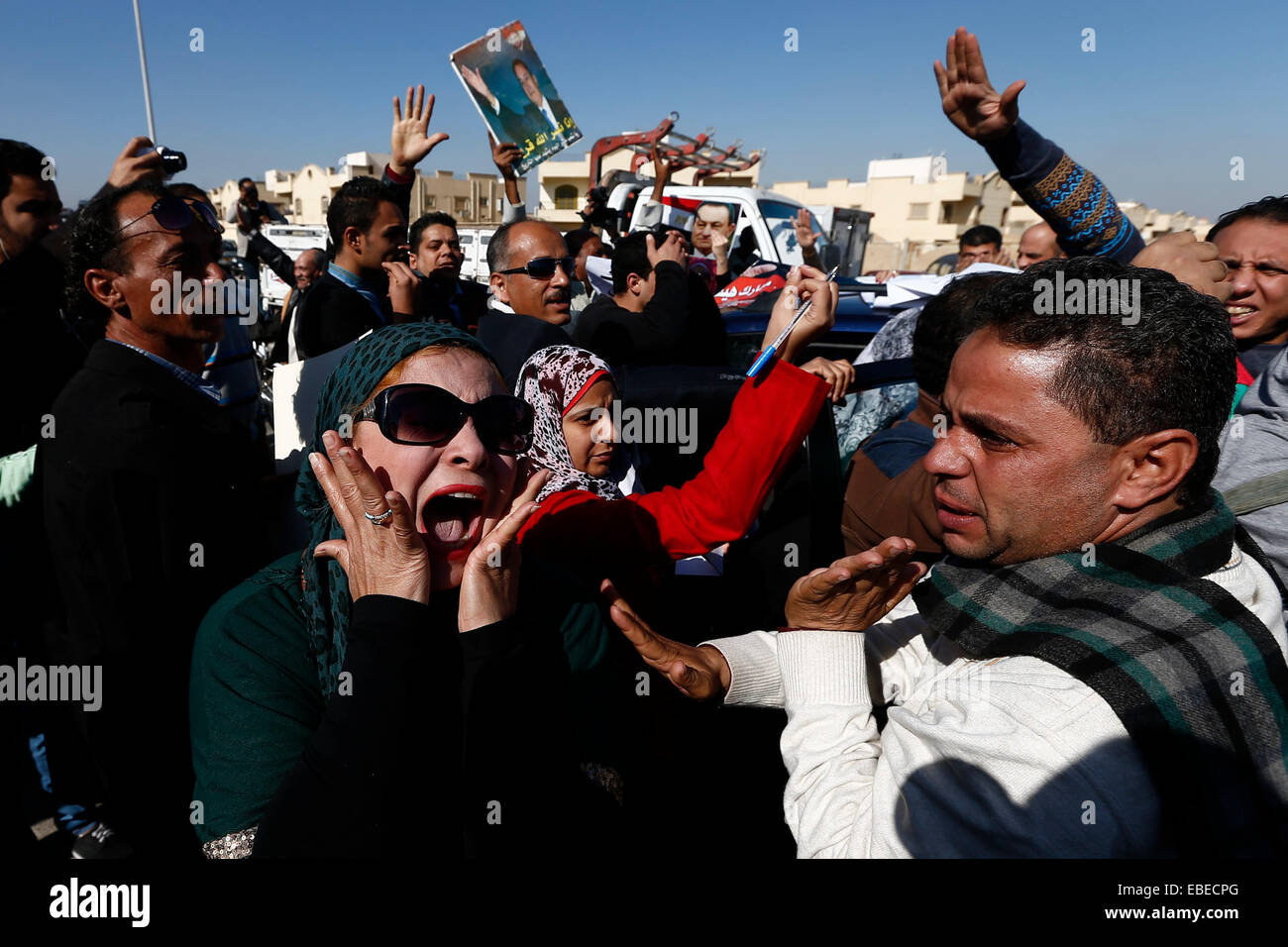 Il Cairo, Egitto. 29 Nov, 2014. I sostenitori dell ex presidente egiziano Hosni Mubarak celebrare dopo aver udito il verdetto della sua prova al di fuori di un'accademia di polizia del Cairo in Egitto, nov. 29, 2014. Un Cairo corte penale ha respinto omicidio contro Egitto dell ex presidente Hosni Mubarak e assolto cinque dei suoi aiutanti di sicurezza di sabato. Credito: cui Xinyu/Xinhua/Alamy Live News Foto Stock