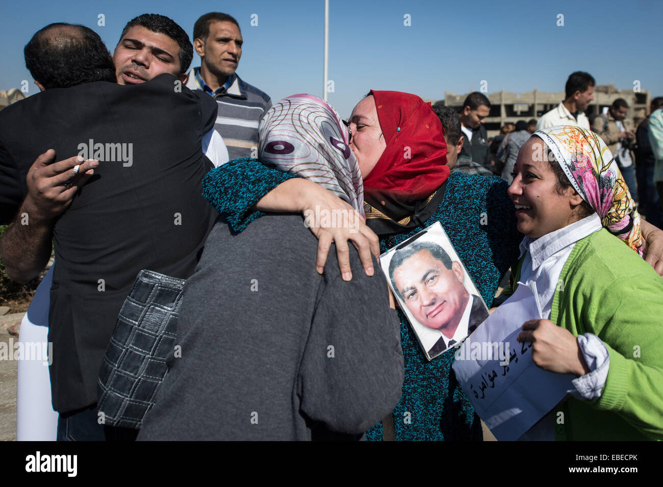 Il Cairo, Egitto. 29 Nov, 2014. I sostenitori dell ex presidente egiziano Hosni Mubarak celebrare dopo aver udito il verdetto della sua prova al di fuori di un'accademia di polizia del Cairo in Egitto, nov. 29, 2014. Un Cairo corte penale ha respinto omicidio contro Egitto dell ex presidente Hosni Mubarak e assolto cinque dei suoi aiutanti di sicurezza di sabato. Credito: Pan Chaoyue/Xinhua/Alamy Live News Foto Stock