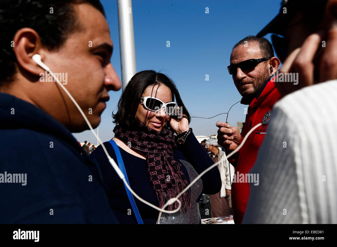 Il Cairo, Egitto. 29 Nov, 2014. Le persone seguono la prova dell ex presidente egiziano Hosni Mubarak attraverso i telefoni cellulari al di fuori di un'accademia di polizia del Cairo in Egitto, nov. 29, 2014. Un Cairo corte penale ha respinto omicidio contro Egitto dell ex presidente Hosni Mubarak e assolto cinque dei suoi aiutanti di sicurezza di sabato. Credito: cui Xinyu/Xinhua/Alamy Live News Foto Stock