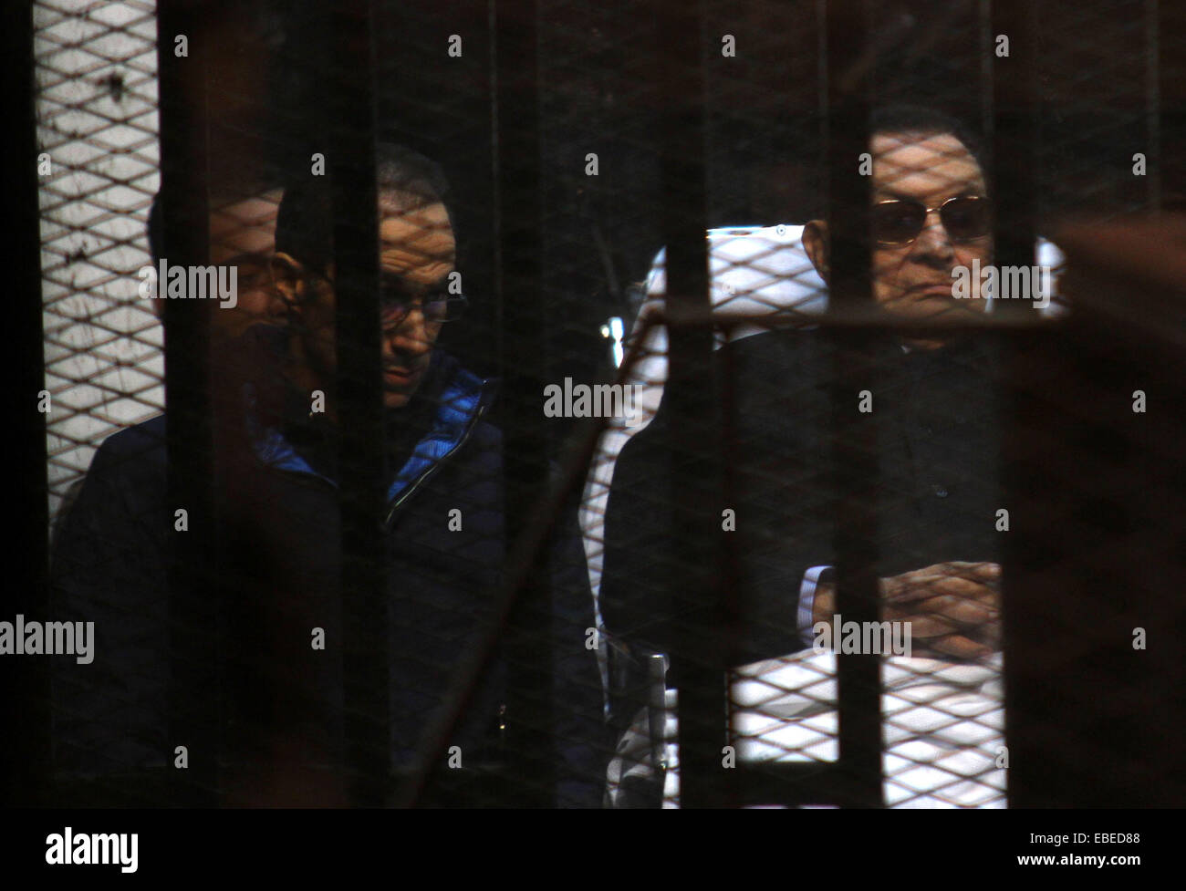 Il Cairo, Egitto. 29 Nov, 2014. Egitto dell ex presidente Hosni Mubarak con suo figlio Gamal Mubarak sono visibili all'interno della corte del Cairo in Egitto, nov. 29, 2014 dopo che un giudice ha respinto una accusa di omicidio contro il leader spodestato oltre la morte di manifestanti durante una insurrezione del 2011 che ha concluso l'ex uomo forte di decennale in regola. La Corte ha assolto il presidente Mubarak di una carica di corruzione, ma egli resterà in carcere perché è lui che serve a tre anni di frase in un caso di corruzione © Stringer/immagini APA/ZUMA filo/Alamy Live News Foto Stock