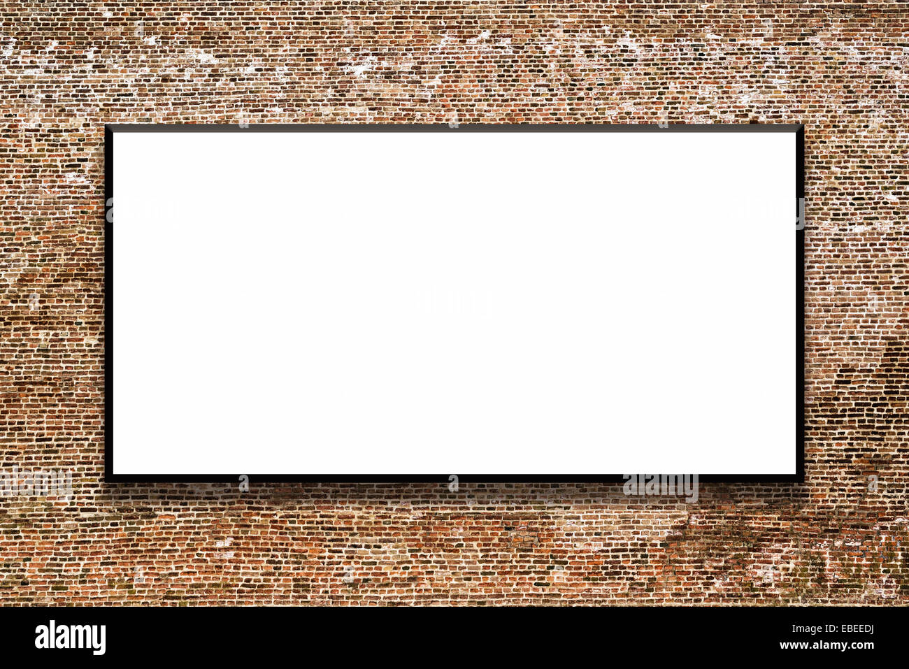 Grande vuoto billboard attaccato ad un muro di mattoni come pubblicità esterna spazio copia. Foto Stock