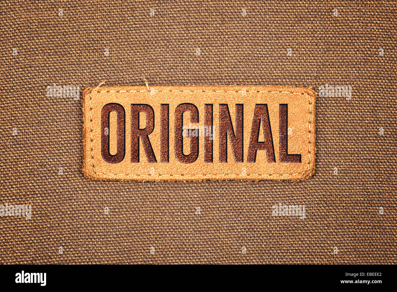 In pelle originale Tag etichetta sul tessuto di cotone sfondo texture. Foto Stock