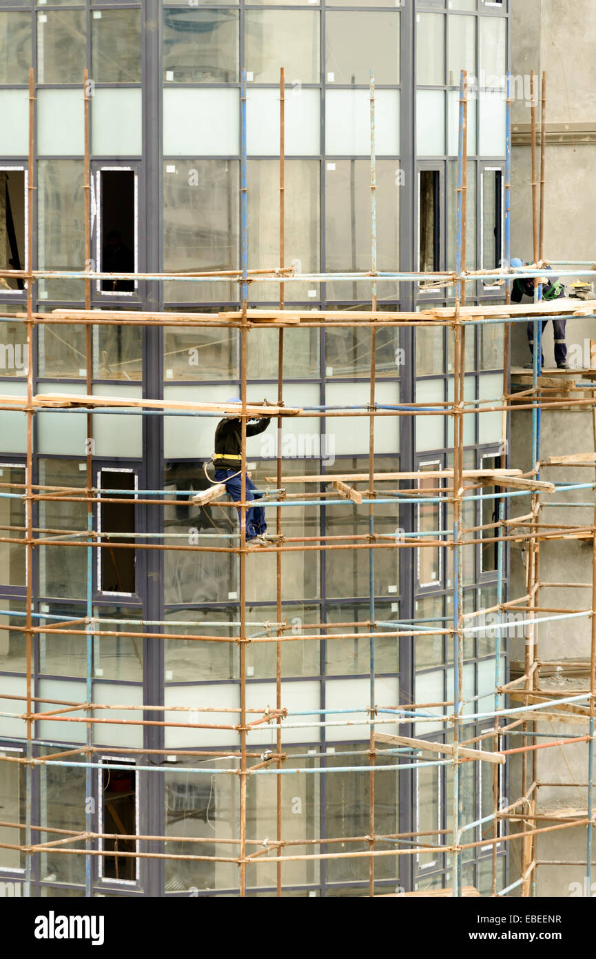 Operaio edile su una impalcatura, symbolfoto per la costruzione, la costruzione del braccio, la protezione del lavoro Foto Stock