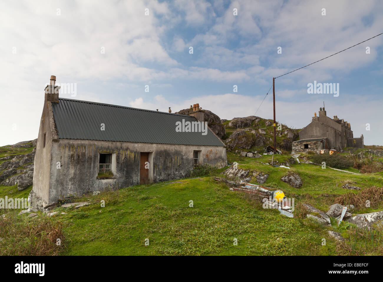 Case coloniche abbandonate si affaccia su Loch Fhleoideadhaigh, Isle of Harris, Ebridi Esterne, Scozia. Foto Stock