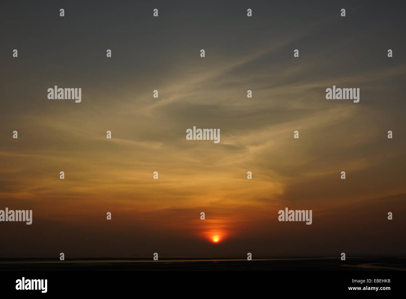 Vista di un cielo durante un tramonto In Cox bazar, Bangladesh Foto Stock