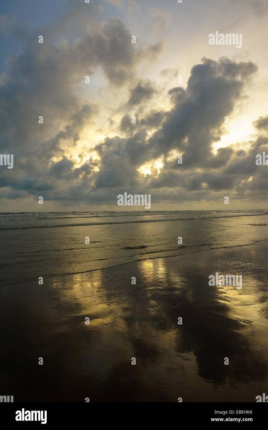 Tramonto su una spiaggia in Cox bazar, Bangladesh Foto Stock