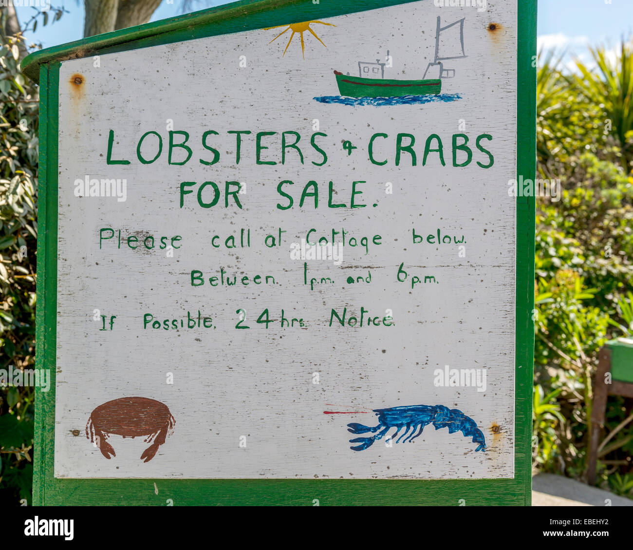 Dipinto a mano di aragosta e granchio in vendita segno. bryher. Isole Scilly. Cornwall Regno Unito Foto Stock