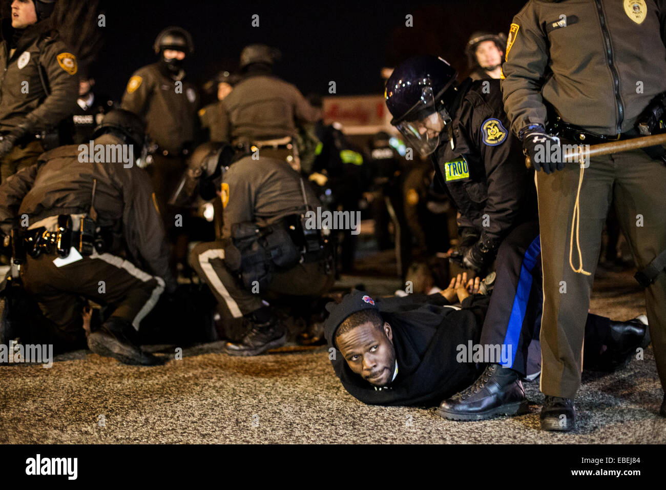 Ferguson, STATI UNITI D'AMERICA. 28 Nov, 2014. Poliziotti di cattura di un manifestante davanti il Ferguson PD Stazione di Ferguson, Missouri, Stati Uniti il 9 novembre 28, 2014. La polizia ha arrestato 15 persone Venerdì notte di un centinaio di manifestanti hanno bloccato il traffico di fronte al locale Dipartimento di polizia in Ferguson. La protesta è stata la più recente in reazione alla non accusa a carico del funzionario di polizia Darren Wilson, che ha sparato e ucciso disarmato 18-anno-vecchio nero gioventù Michael Brown in agosto. © Jim Vondruska/Xinhua/Alamy Live News Foto Stock