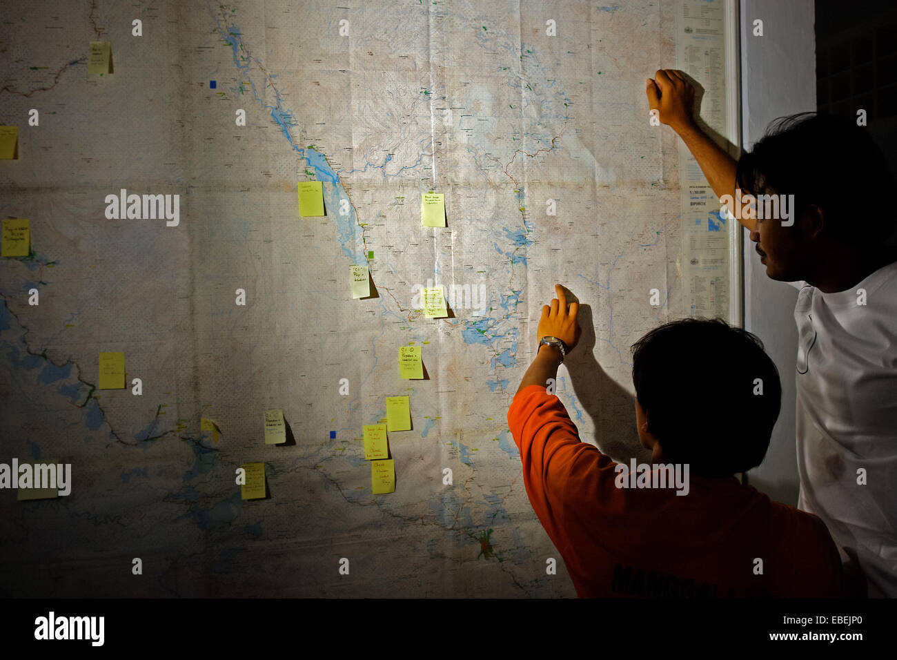 Conservazionisti di lettura mappa durante una fauna selvatica e habitat survey a Sumatra, Indonesia. Foto Stock