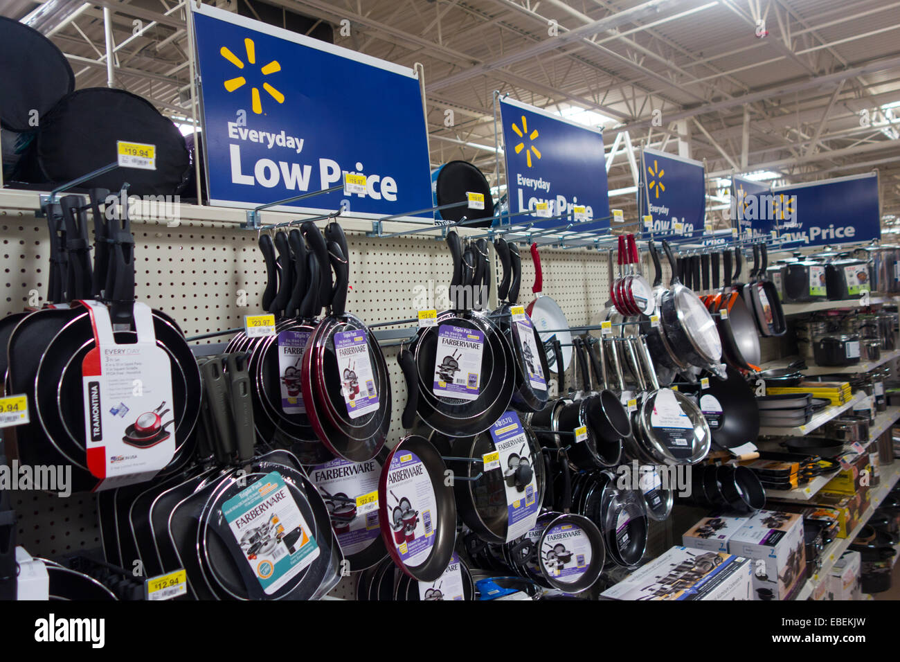 Padelle in Walmart store Foto Stock