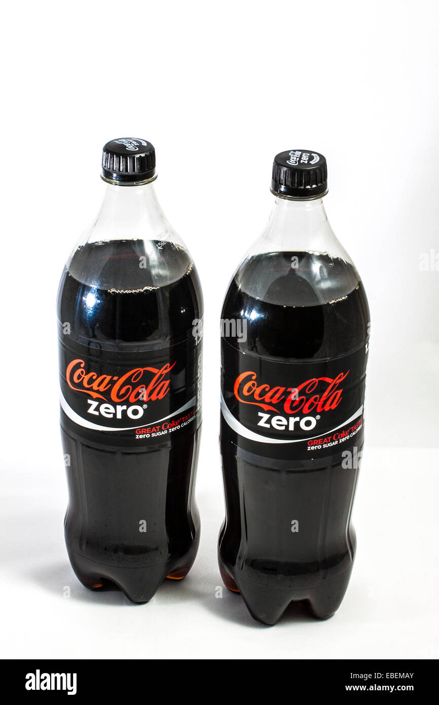 Due bottiglie di coca cola zero su sfondo bianco Foto Stock