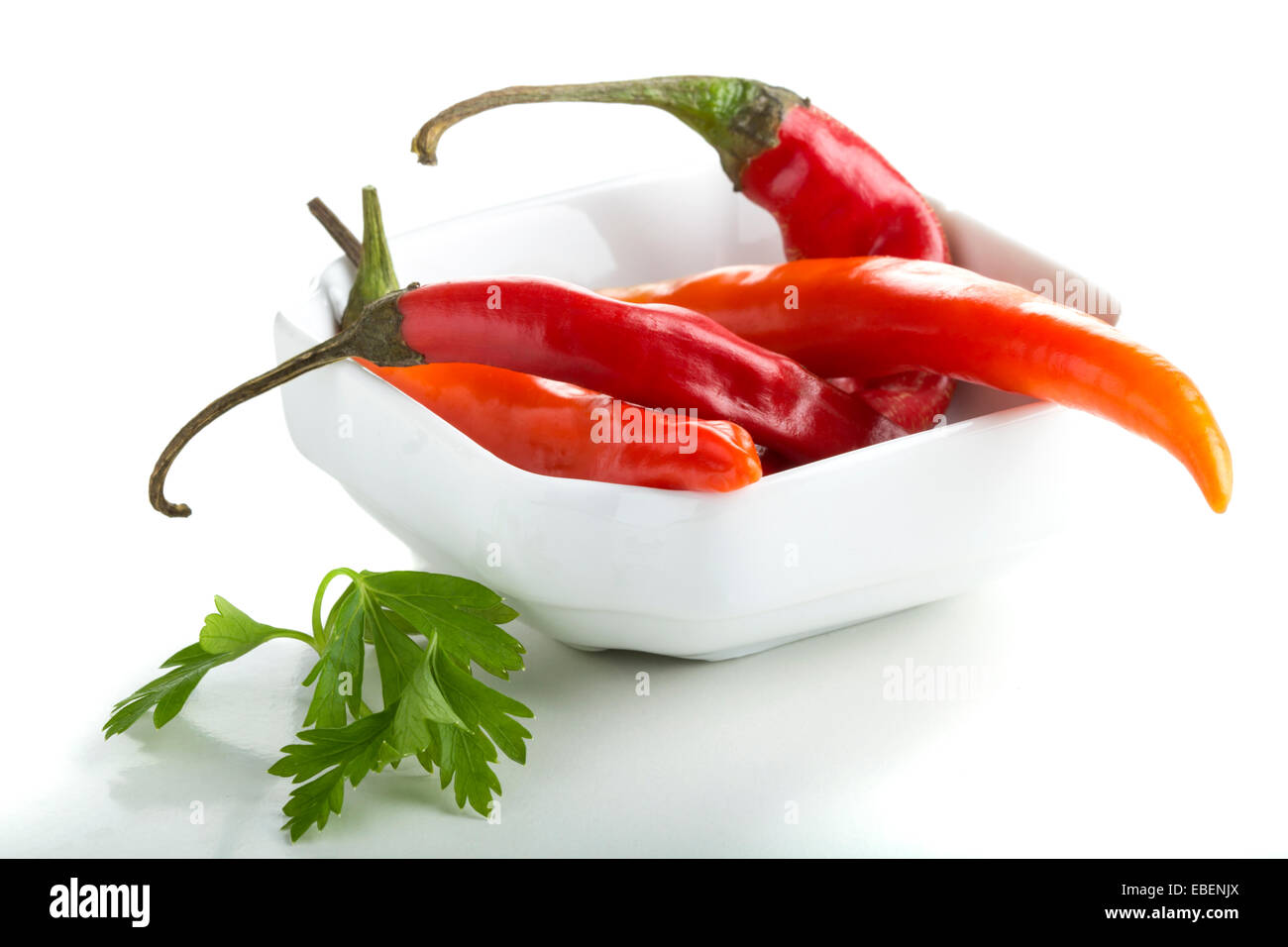 Red Hot Chili Peppers nella ciotola su sfondo bianco Foto Stock