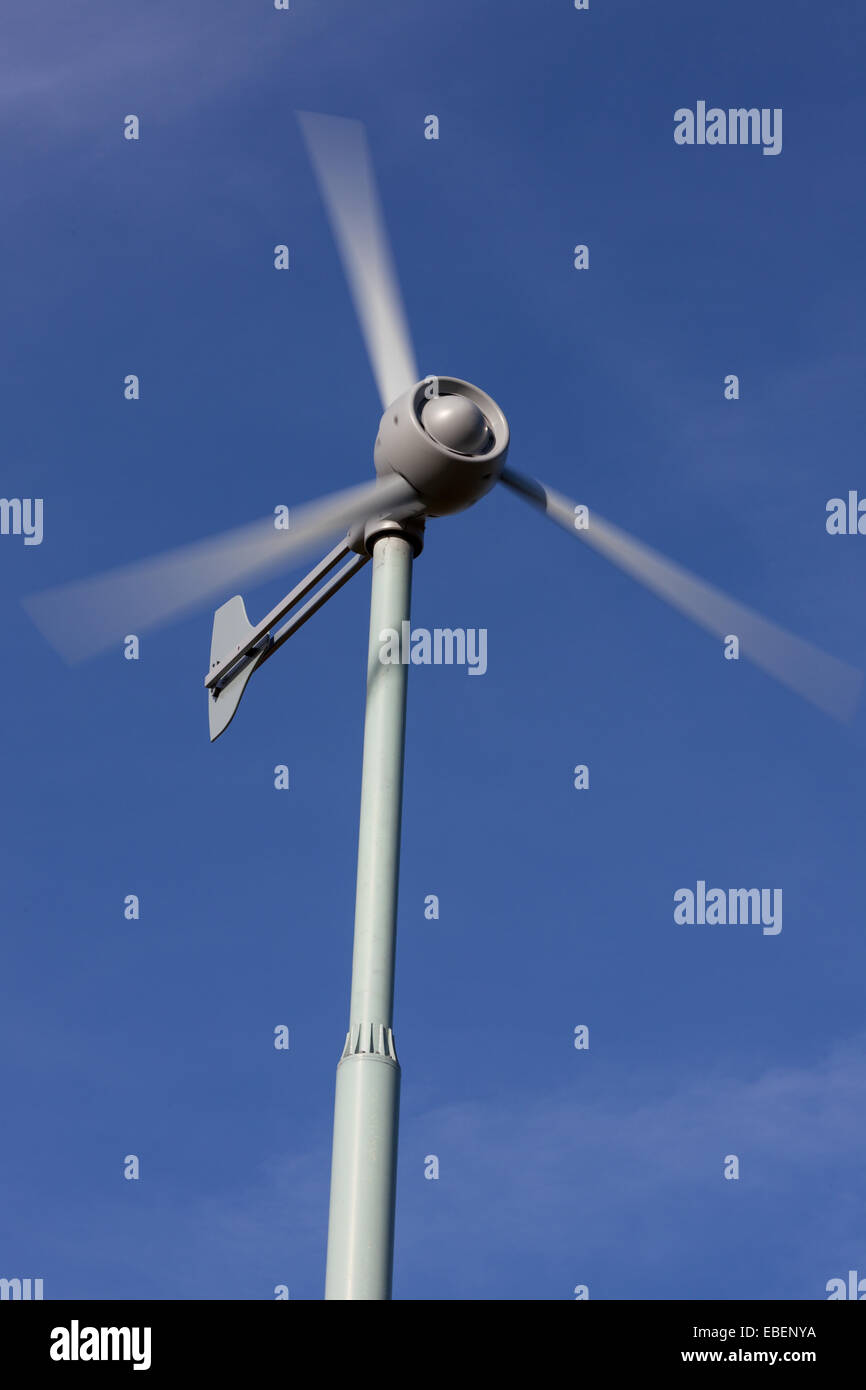 Le turbine eoliche guarda le bestie di lecci, nr Stornoway, isola di Lewis, Ebridi Esterne, Scozia. Foto Stock