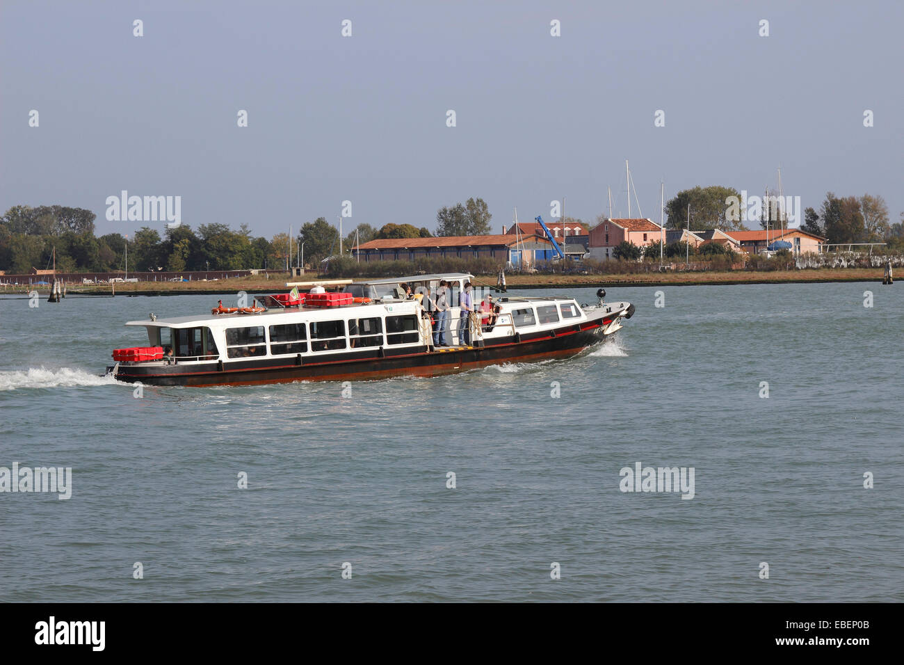 Venezia Italia Vaporetto nella laguna di Venezia Foto Stock
