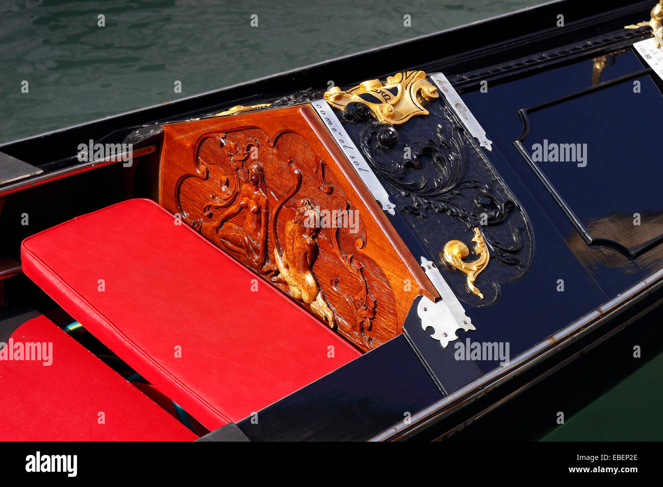 Venezia San Marco gondola rossa interna riflette sul fregio in ottone Foto Stock