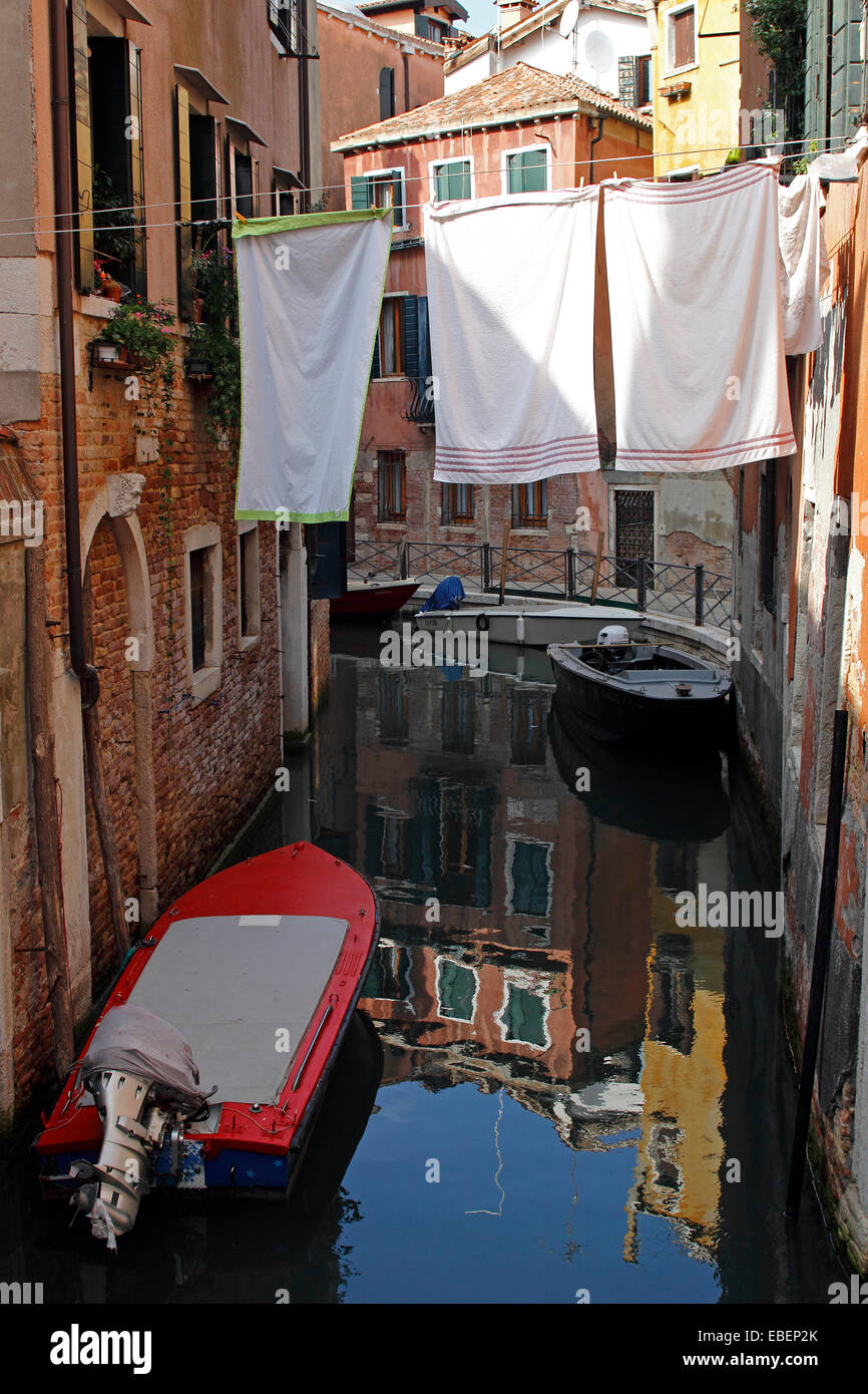 Venezia Italy Castello servizio lavanderia giorno sul tranquillo canale Foto Stock