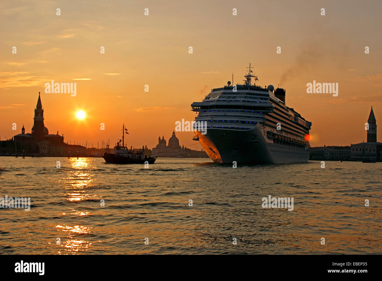 Venezia Italia grande nave da crociera Costa Fascinosa lasciando la laguna di Venezia al tramonto Foto Stock