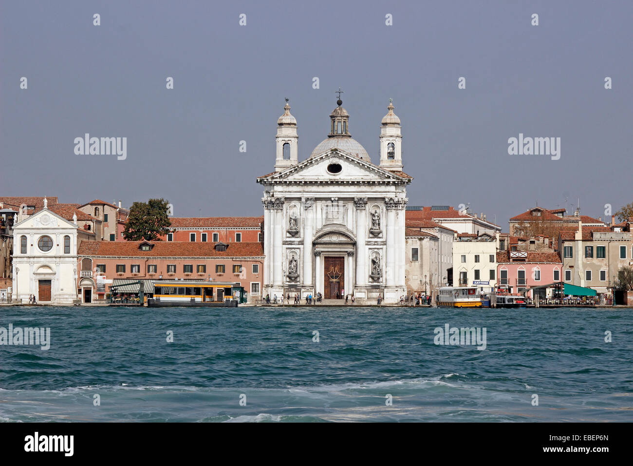 Venezia Italia Dorsoduro Zattere atterraggio con i Gesuati chiesa Foto Stock