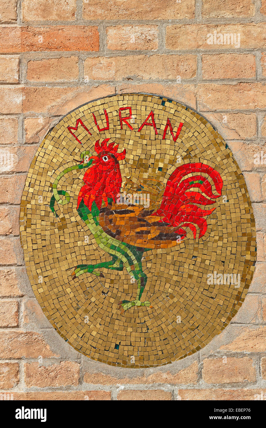 Venezia Italia architettura di Murano simbolo in mosaico di Murano su un muro di mattoni Foto Stock