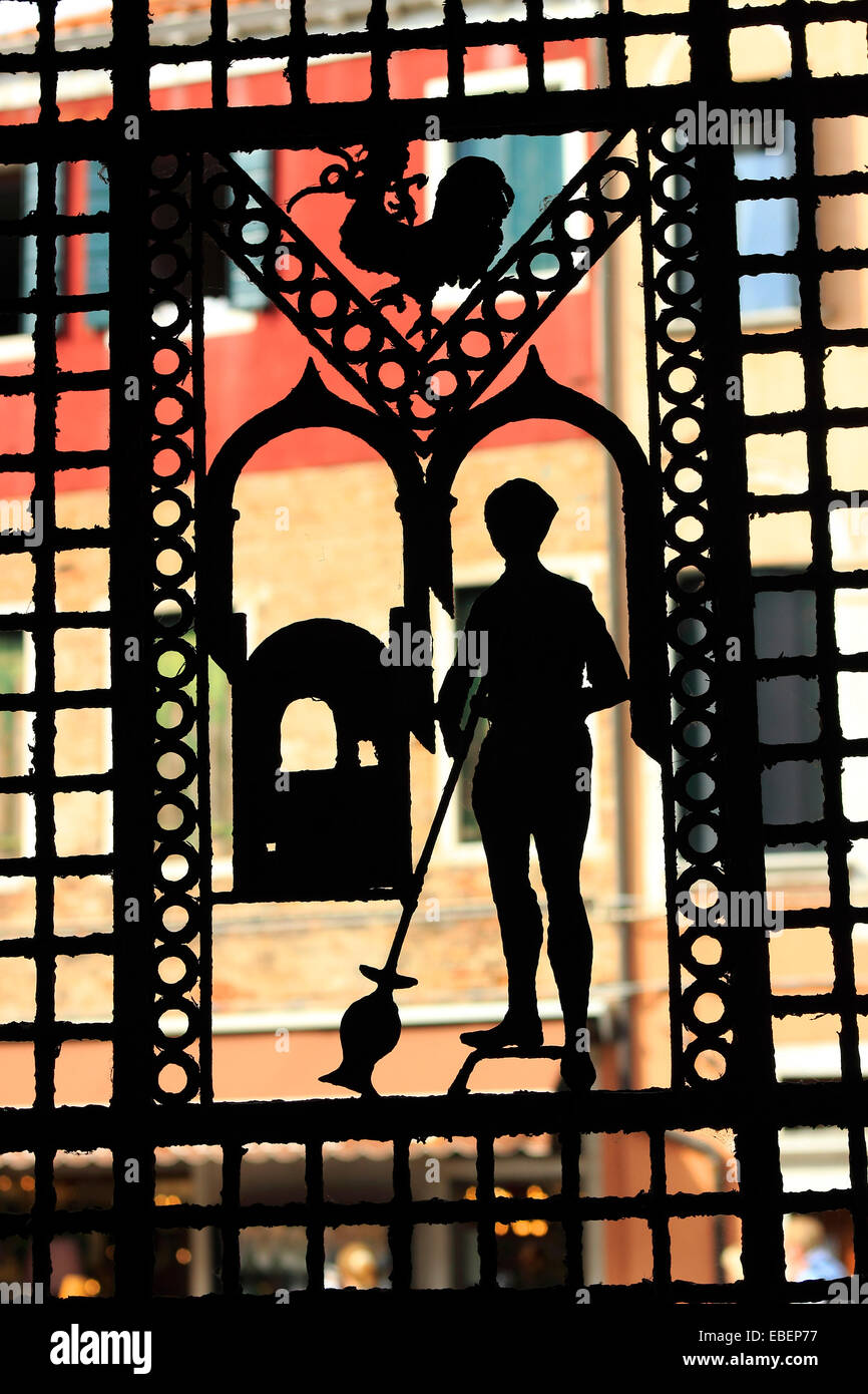 Venezia Italia architettura di Murano silhouette di un soffiatore di vetro sul cancello di ferro Foto Stock