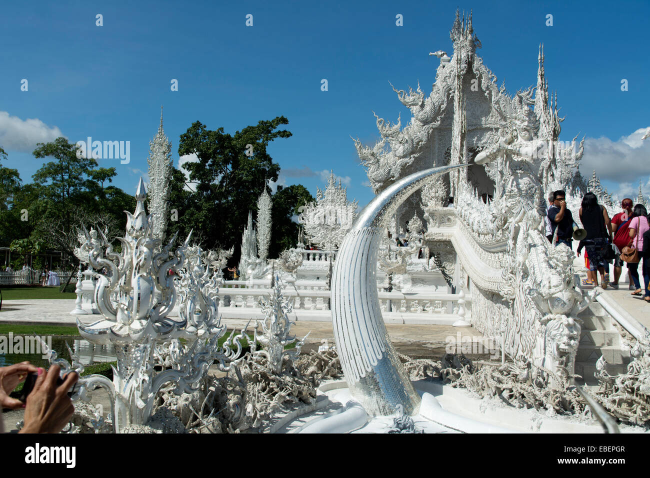 La bella Bianca tempio Wat Rong Khun, vicino a Chiang Rai, Thailandia, mostra segni di danneggiamento dovuti al maggio 2014 terremoto. Foto Stock