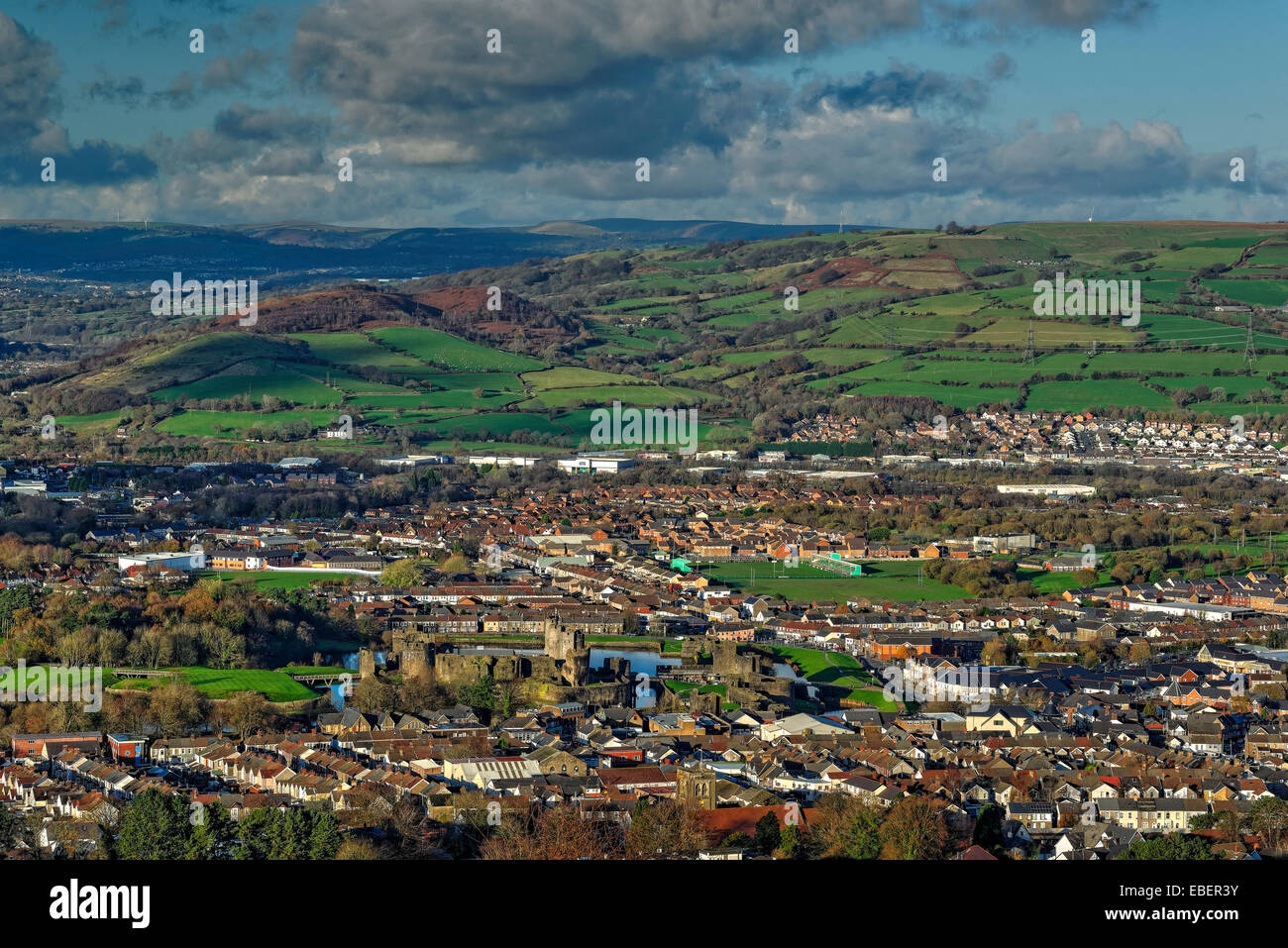 Vista di una città in una valle con un castello in primo piano e le colline in lontananza, Foto Stock