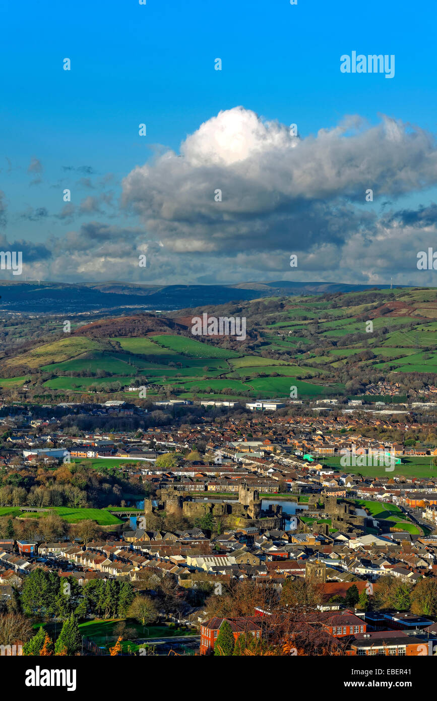 Vista di una città in una valle fluviale, con un castello in primo piano e le colline in lontananza. Foto Stock